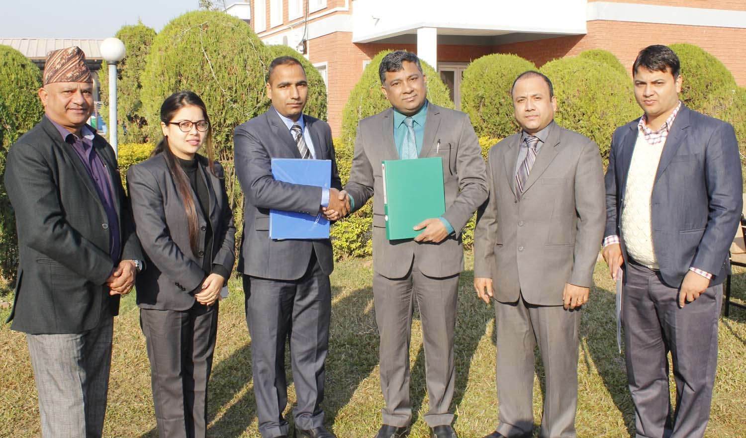 एलआईसी नेपाल  र साईन रेसुङ्गा बीच बीमा सेवा सम्झौता