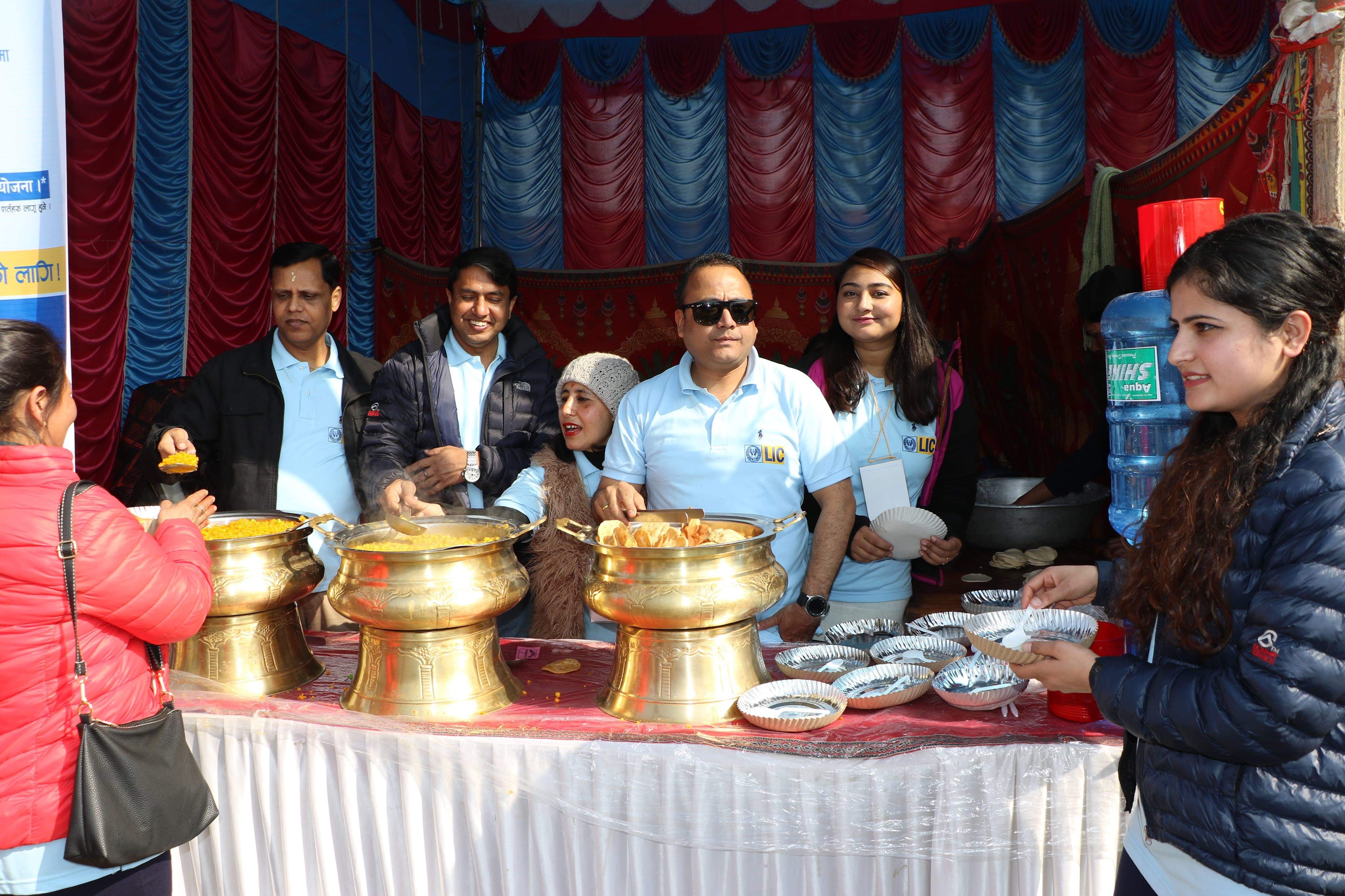 एलआईसी नेपालद्वारा पशुपतिनाथ मन्दिरमा निःशुल्क भोजन वितरण