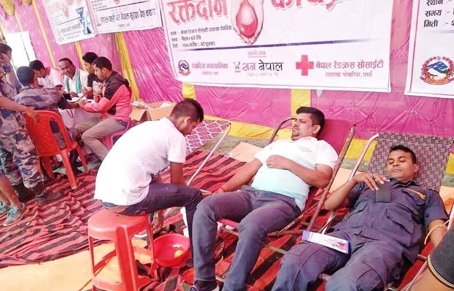 छठ पर्वको अवसरमा सन नेपाल लाईफको रक्तदान