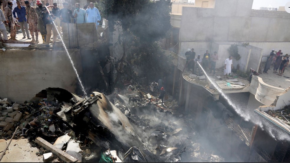 दुर्घटनाग्रस्त पाकिस्तान एयरलाइन्सका दुई पाइलटको लाइसेन्स नै नक्कली