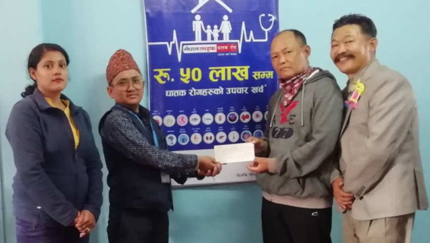 घाँटीको क्यान्सर भएपछि बीमित राईले नेपाल लाईफबाट पाए पाँच लाख रुपैयाँ दावी भुक्तानी