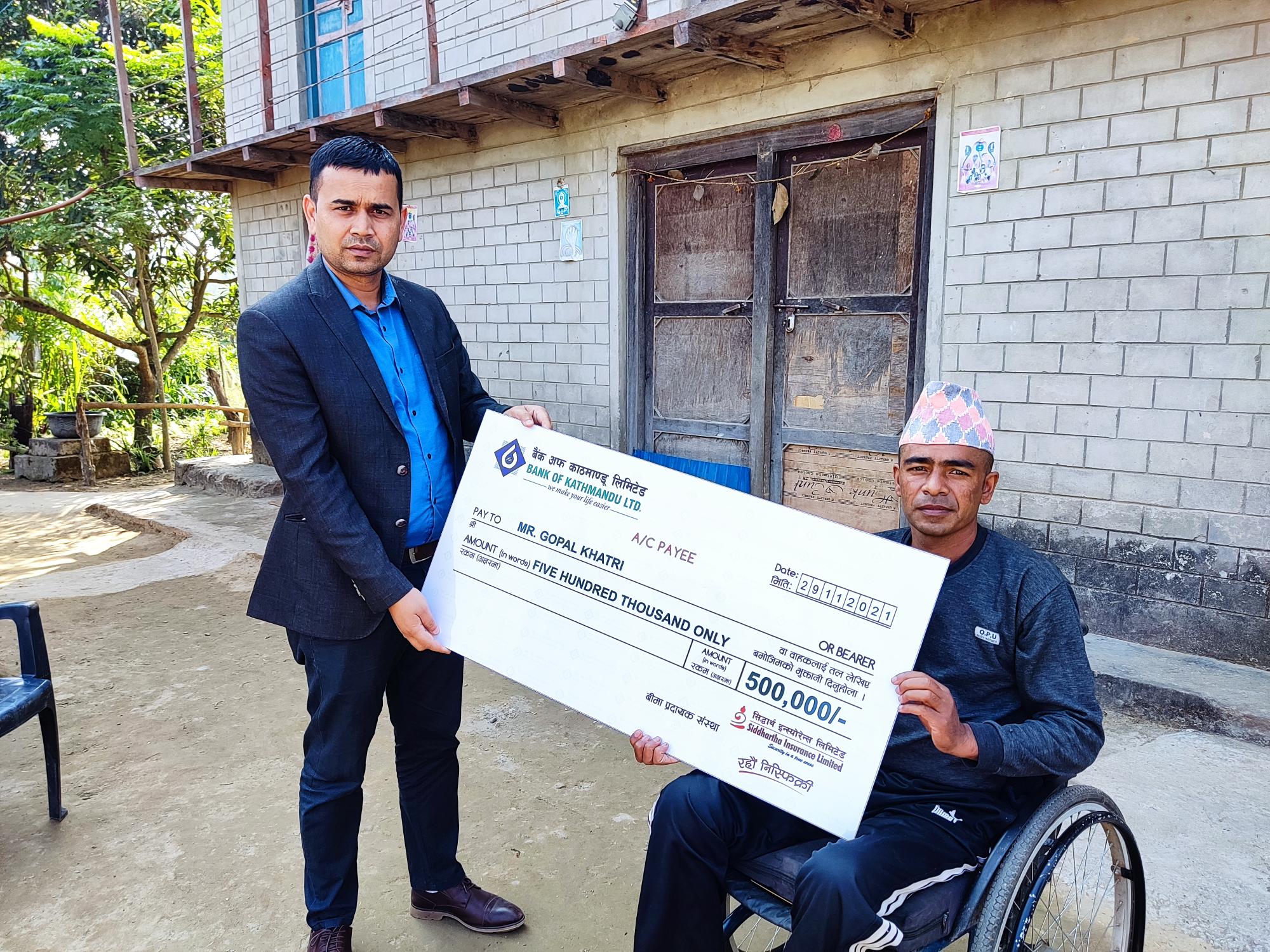 बैंक अफ काठमाण्डूद्धारा ग्राहकलाई ५ लाख रुपैयाँ बीमा दाबी भुक्तानी