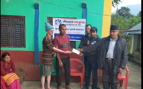 नेपाल लाइफले दियो मृतकको परिवारलाई दाबी वापतको रकम