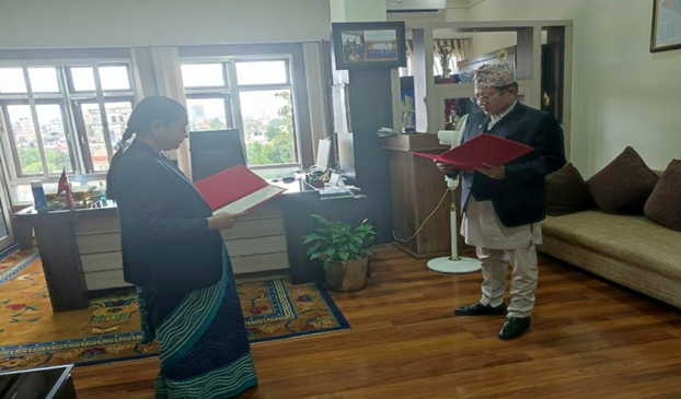लुम्बिनी विकास बैंकका नवनियुक्त अध्यक्ष श्रेष्ठले लिए शपथ ग्रहण