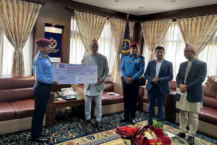 राष्ट्रिय वाणिज्य बैंकद्धारा नेपाल प्रहरीलाई ३० लाख रुपैयाँ आर्थिक सहयोग