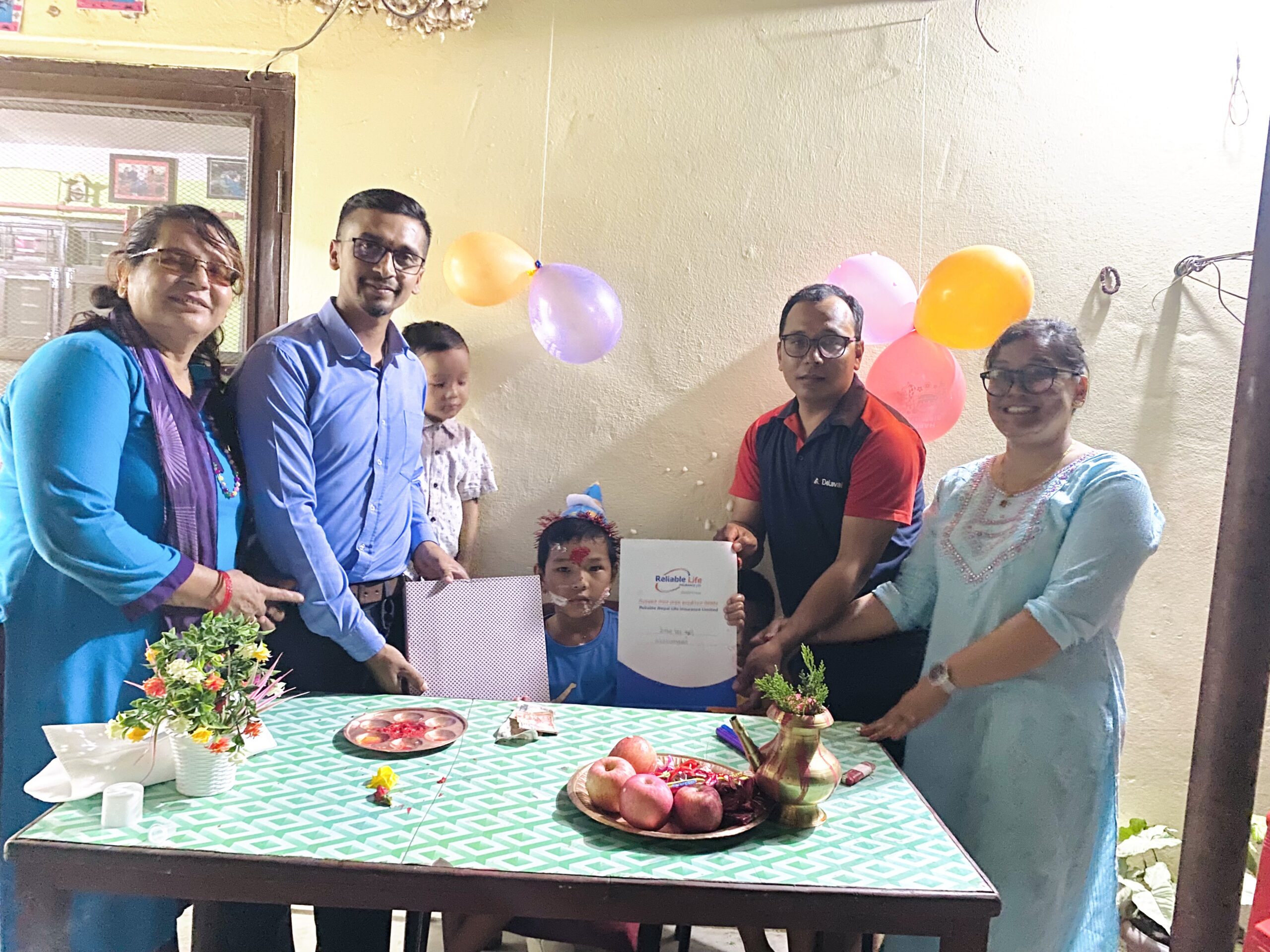 रुद्र सिंह ठकुरीले छोराको जन्मदिनमा दिए बीमा पोलिसी उपहार