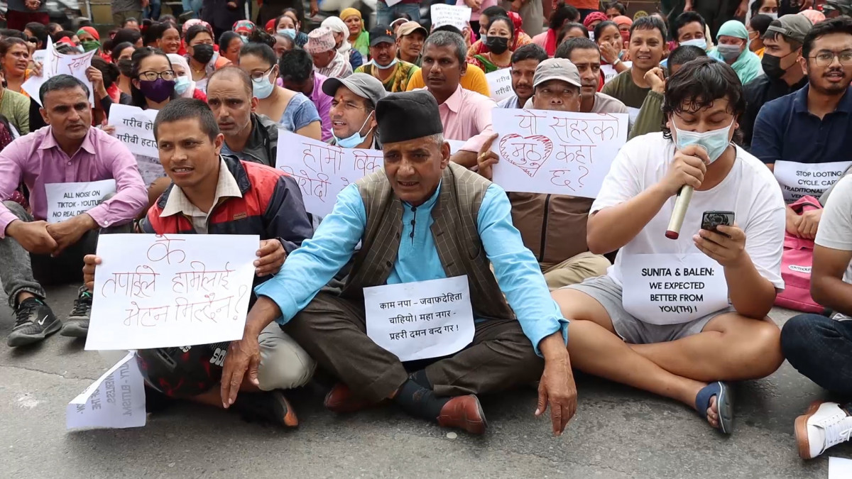 काठमाडौं महानगरपालिकाबिरुद्व फुटपाथ व्यवसायीहरु उत्रिए आन्दोलनमा