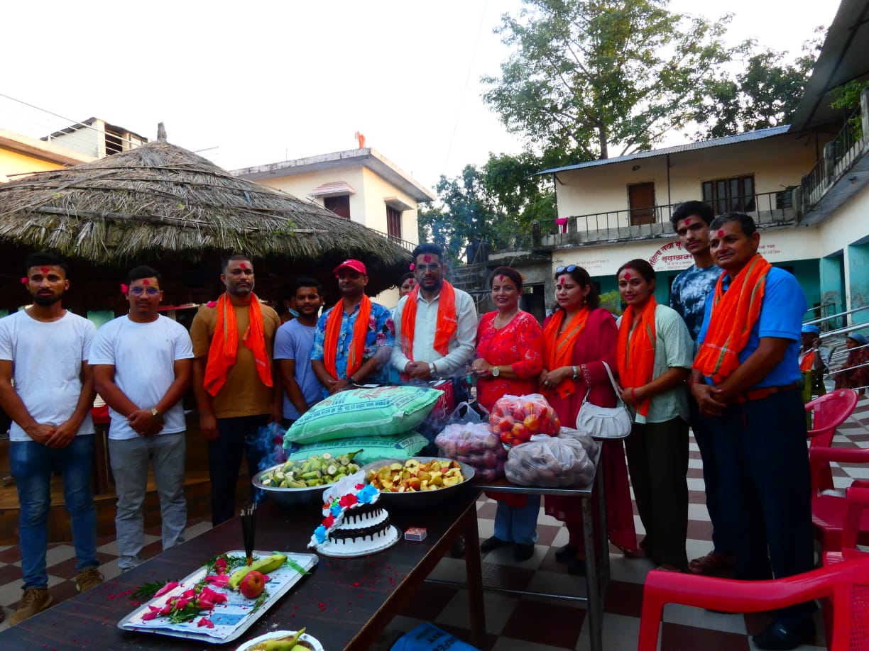 हिमालय लाइफका एजेन्सी म्यानेजर कलौनीले जन्मदिनमा वितरण गरे खाद्य सामाग्री