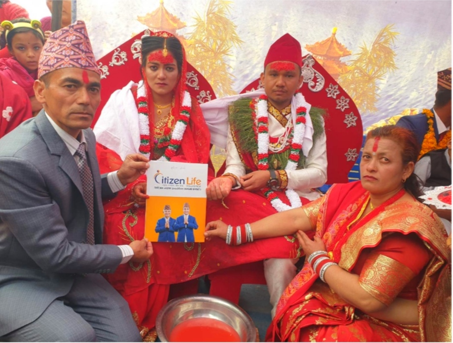 छोरीको विवाहमा क्षेत्रीका दम्पत्तीले दिए २० लाख रुपैयाँको बीमा पोलिसी उपहार