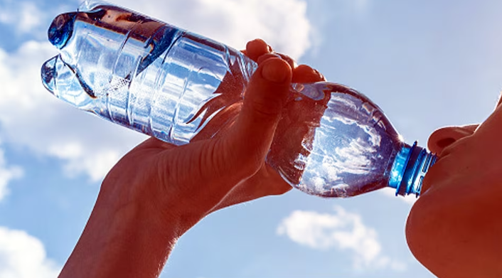 पानी होइन विष पिउँदैछौँ हामी ! एक लिटर बोतलबन्द पानीमा २.४ लाख प्लास्टिकका टुक्रा