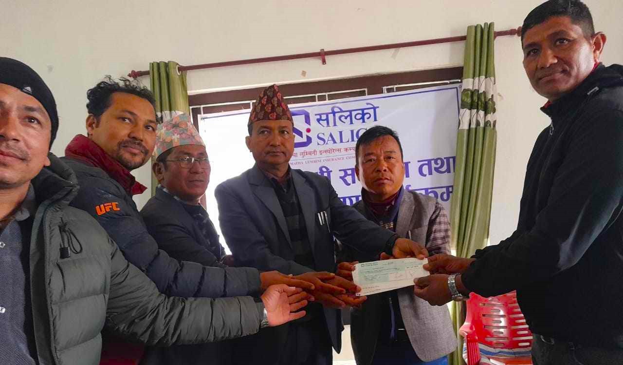 सगरमाथा लुम्बिनी इन्स्योरेन्सद्वारा कटुवाललाई पशु बीमा दावी वापत २१ लाख हस्तान्तरण