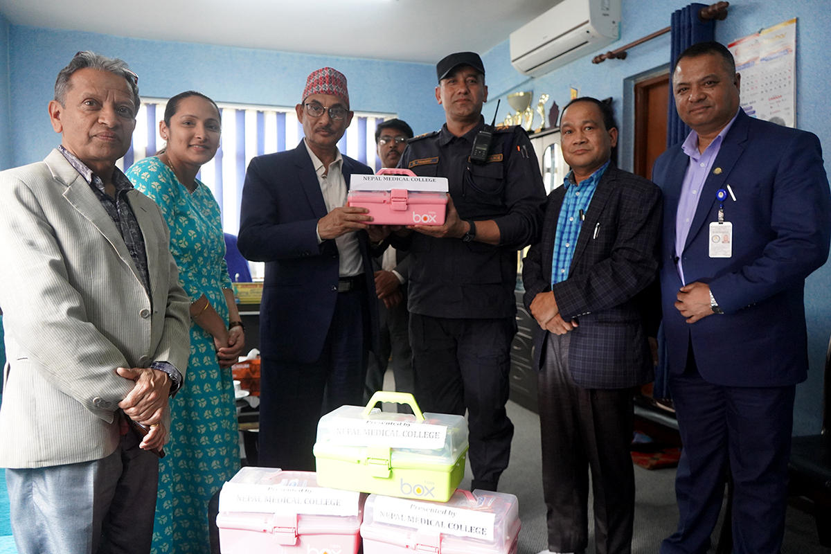 नेपाल मेडिकल कलेजद्वारा प्रहरी वृत्त बौद्धलाई इमरजेन्सी फस्टहेड वितरण