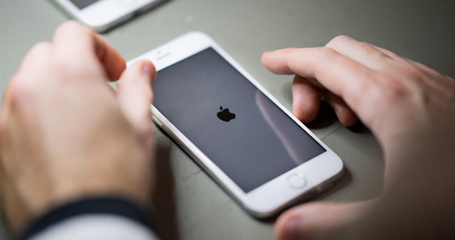 एप्पलको चेतावनीः ९२ देशका आईफोन प्रयोगकर्ता साइबर अट्याकको जोखिममा