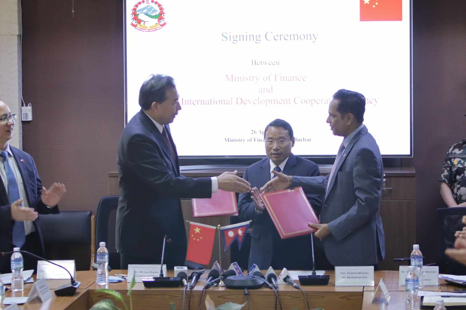अर्थमन्त्री पुनको उपस्थितिमा नेपाल र चीनबीच दुई सम्झौतामा हस्ताक्षर