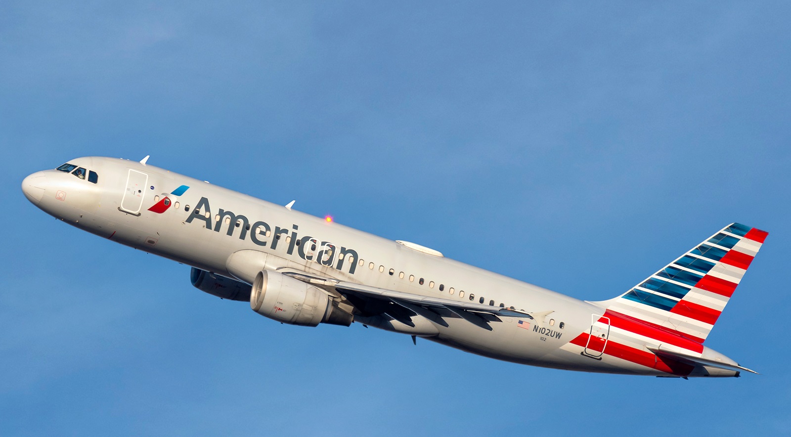 भेदभावको पराकाष्टाः काला यात्रुलाई विमानबाट उतारेपछि अमेरिकन एयरलाइन्सका कर्मचारीमाथि कारबाही
